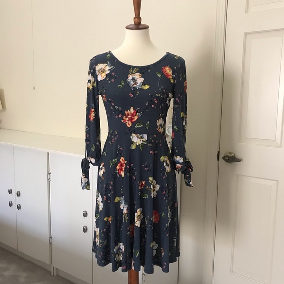 Gilli Floral Tie Sleeve Dress - Picture 1 of 8